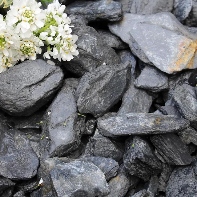 Dark Slate Chippings 40mm - 25/50 20kg Bags